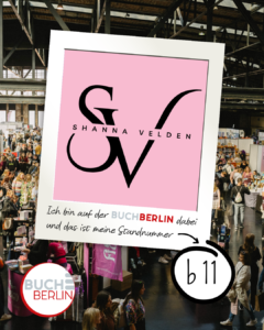 Ein Blick auf die Messehalle, davor ein Polaroid mit dem Logo Shanna Velden sowie der Information, dass ich auf Stand b11 ausstelle