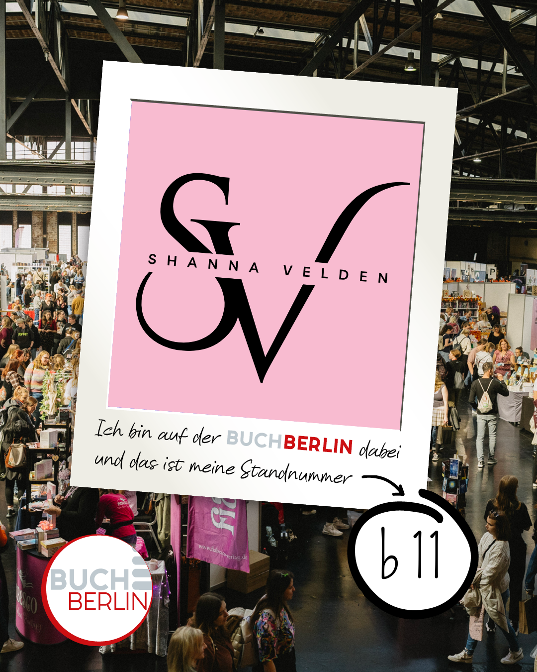 Ein Blick auf die Messehalle, davor ein Polaroid mit dem Logo Shanna Velden sowie der Information, dass ich auf Stand b11 ausstelle